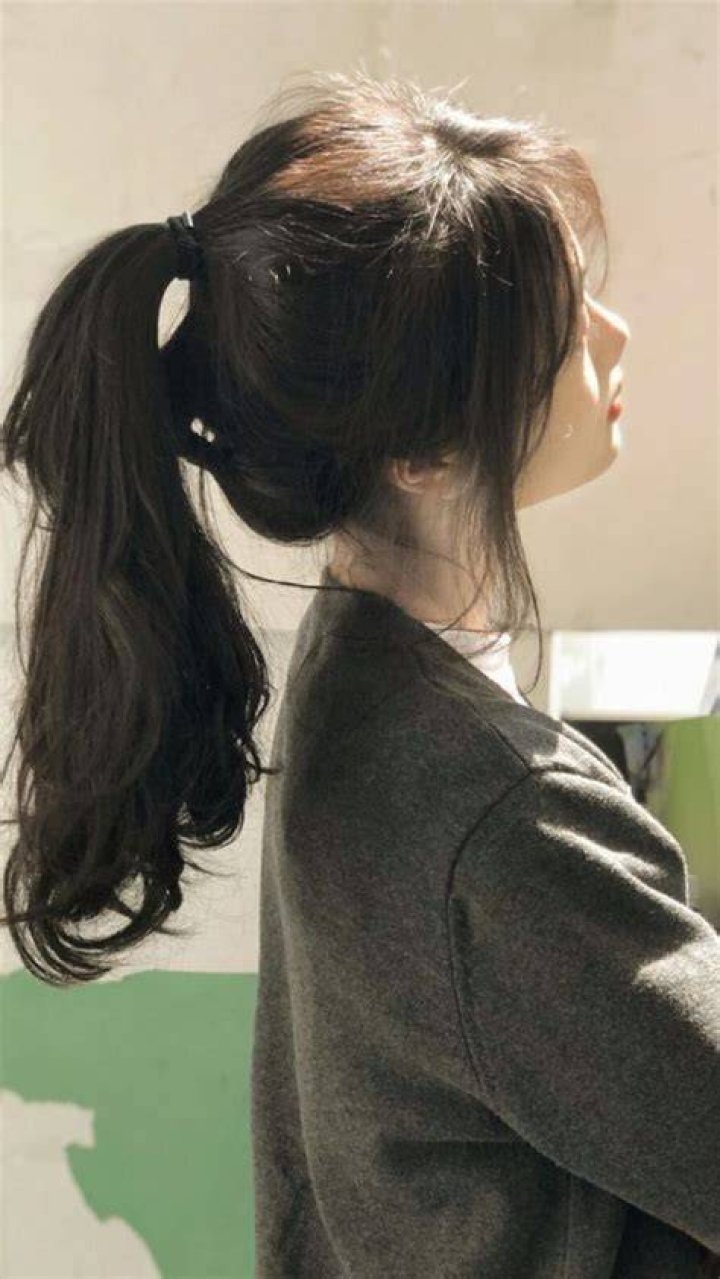センター分け×ひとつ結びの韓国風ヘア：再現のコツと選び方